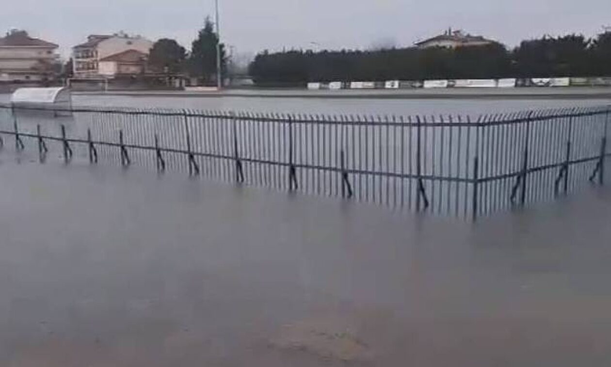 Super League 2: Πλημμύρισε το γήπεδο του Αλμωπού Αριδαίας – «Ολική καταστροφή» (vids)