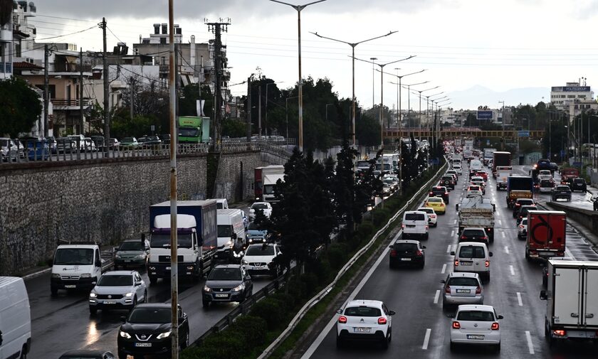 Κίνηση τώρα: «Ουρές» χιλιομέτρων στους δρόμους της Αθήνας