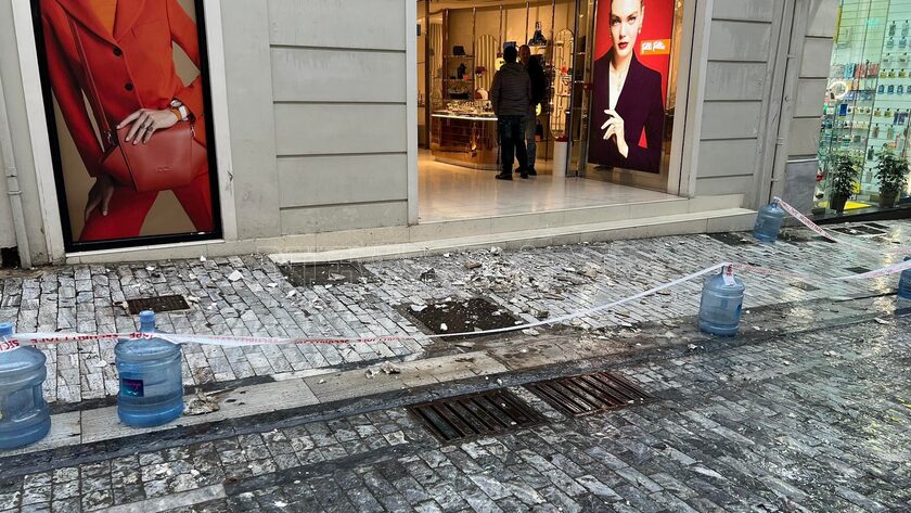 Κακοκαιρία: Κατέρρευσε μπαλκόνι στο κέντρο της Αθήνας
