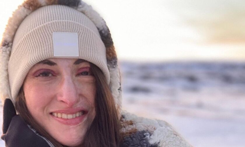 Ιωάννα Παλιοσπύρου: Φορά το μαγιό της και ποζάρει χαμογελαστή σε ιαματικά λουτρά