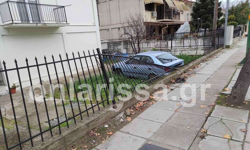 Λάρισα: Απίστευτο, αυτοκίνητο προσγειώθηκε σε αυλή σπιτιού μετά από τροχαίο