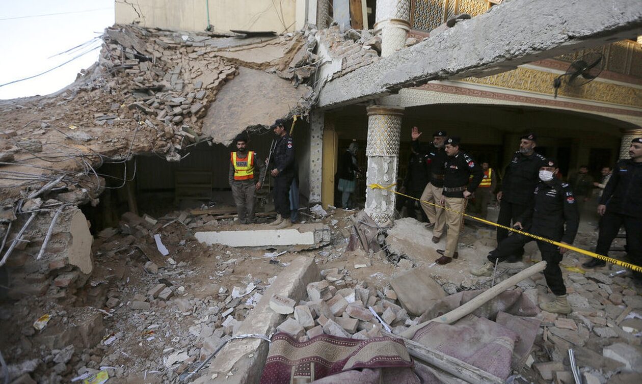 Πακιστάν: Ο βομβιστής αυτοκτονίας στο τζαμί της Πεσαβάρ είχε ντυθεί αστυνομικός