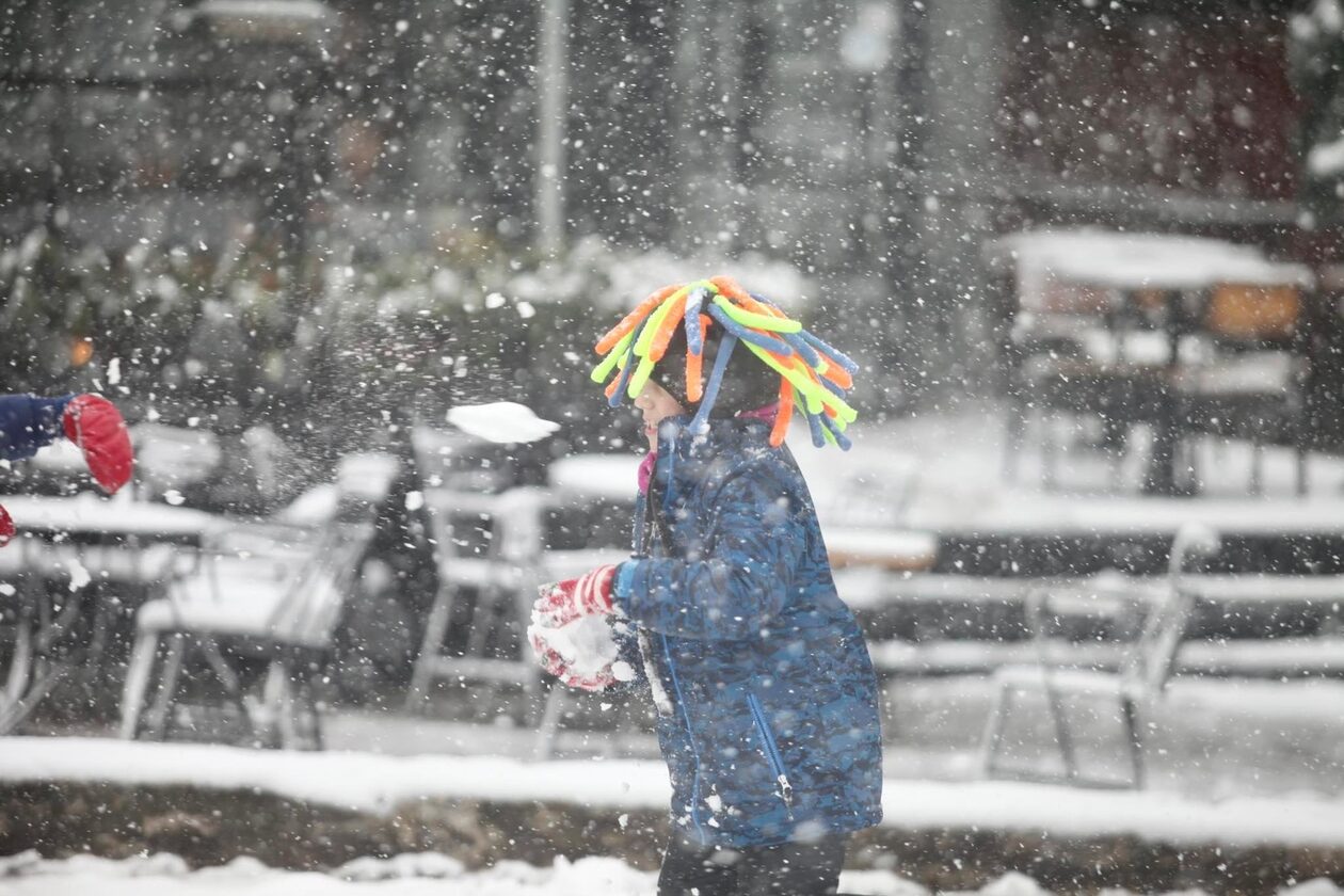 Κακοκαιρία Μπάρμπαρα: Παιδιά παίζουν με τα χιόνια στην Αττική
