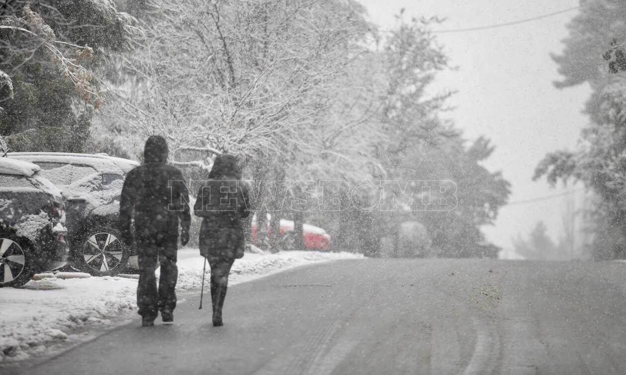 Κακοκαιρία Μπάρμπαρα: Χιόνια στην Αττική - Τηλεργασία και κλειστά σχολεία τη Δευτέρα - Τα νέα μέτρα