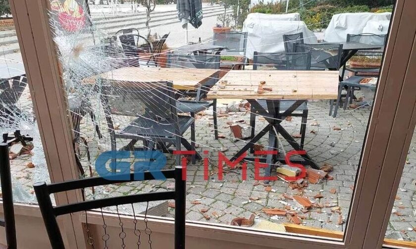 Κακοκαιρία Μπάρμπαρα - Κομοτηνή: Τούβλα από ταράτσα έπεσαν σε καταστήματα εστίασης (vid)