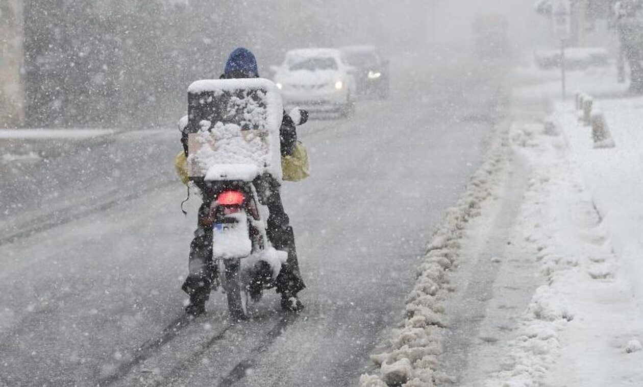 Κακοκαιρία Μπάρμπαρα: Η συγκλονιστική «μάχη» του ντελιβερά με τα χιόνια