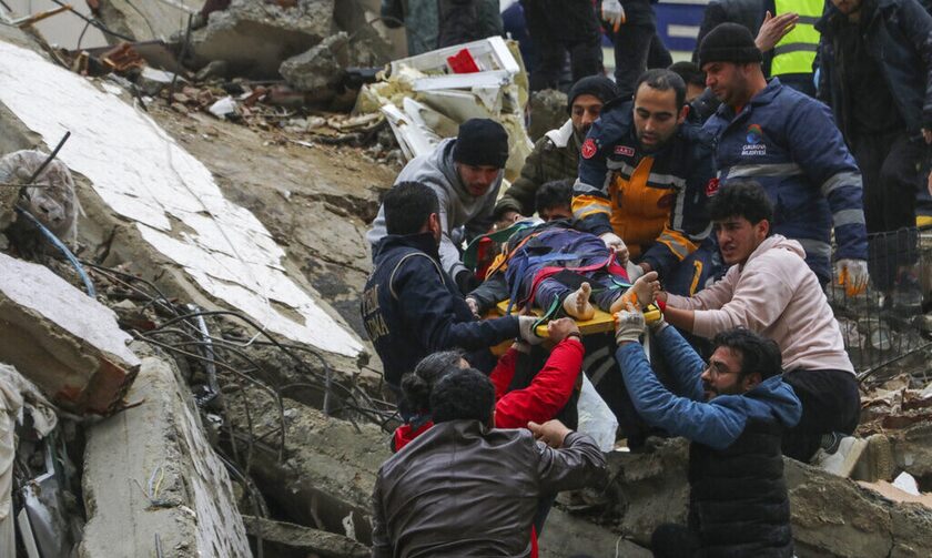 Φονικός σεισμός με εκατοντάδες σεισμούς στην Τουρκία