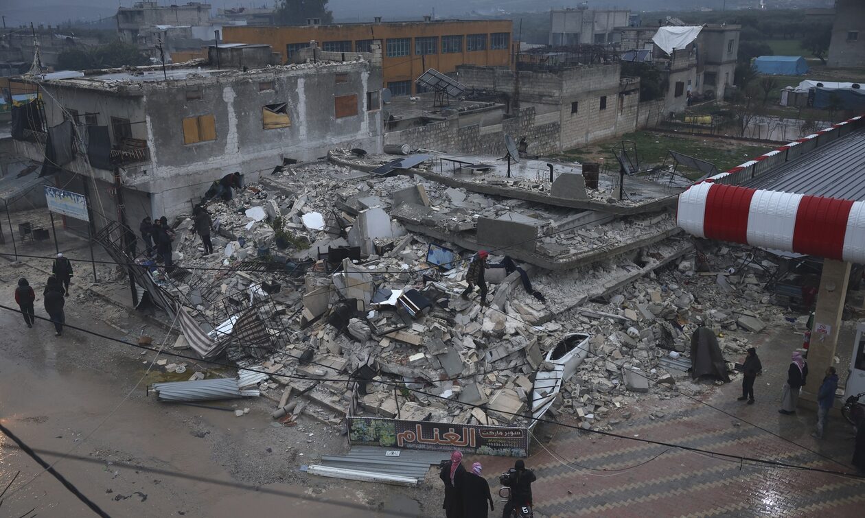 Σεισμός στην Τουρκία: Πολυκατοικίες πέφτουν σαν… πύργοι από τραπουλόχαρτα