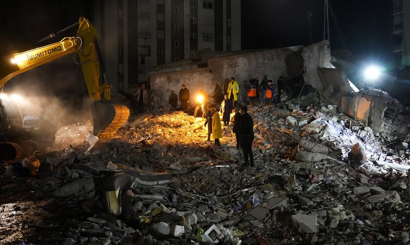 Σεισμός στην Τουρκία: Περισσότεροι από 3.600 οι νεκροί, γκρεμίστηκαν 5.600 κτήρια