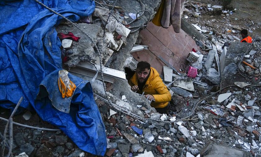 Eικόνες απόλυτης καταστροφής μετά το φονικό σεισμό στην Τουρκία