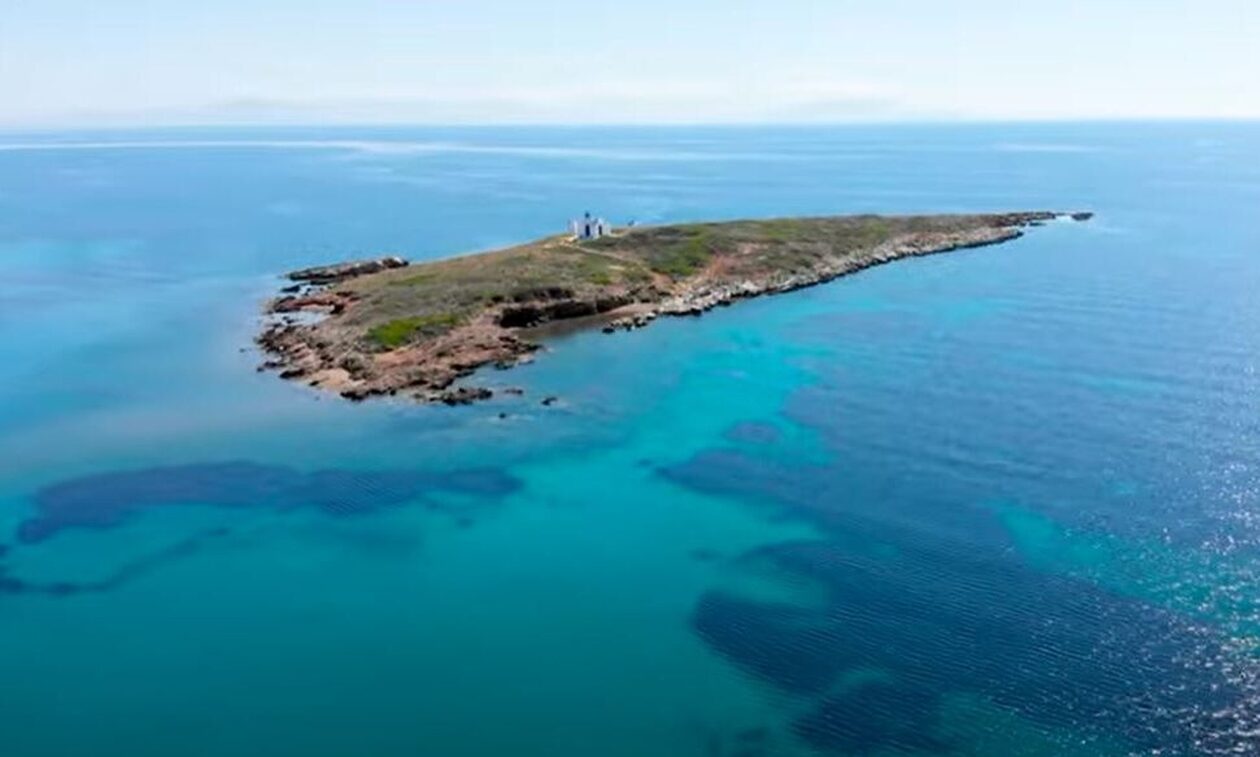 Άγιος Αλέξανδρος Βραυρώνα: Το νησάκι με το νησιώτικο εκκλησάκι και τον ανεμόμυλο