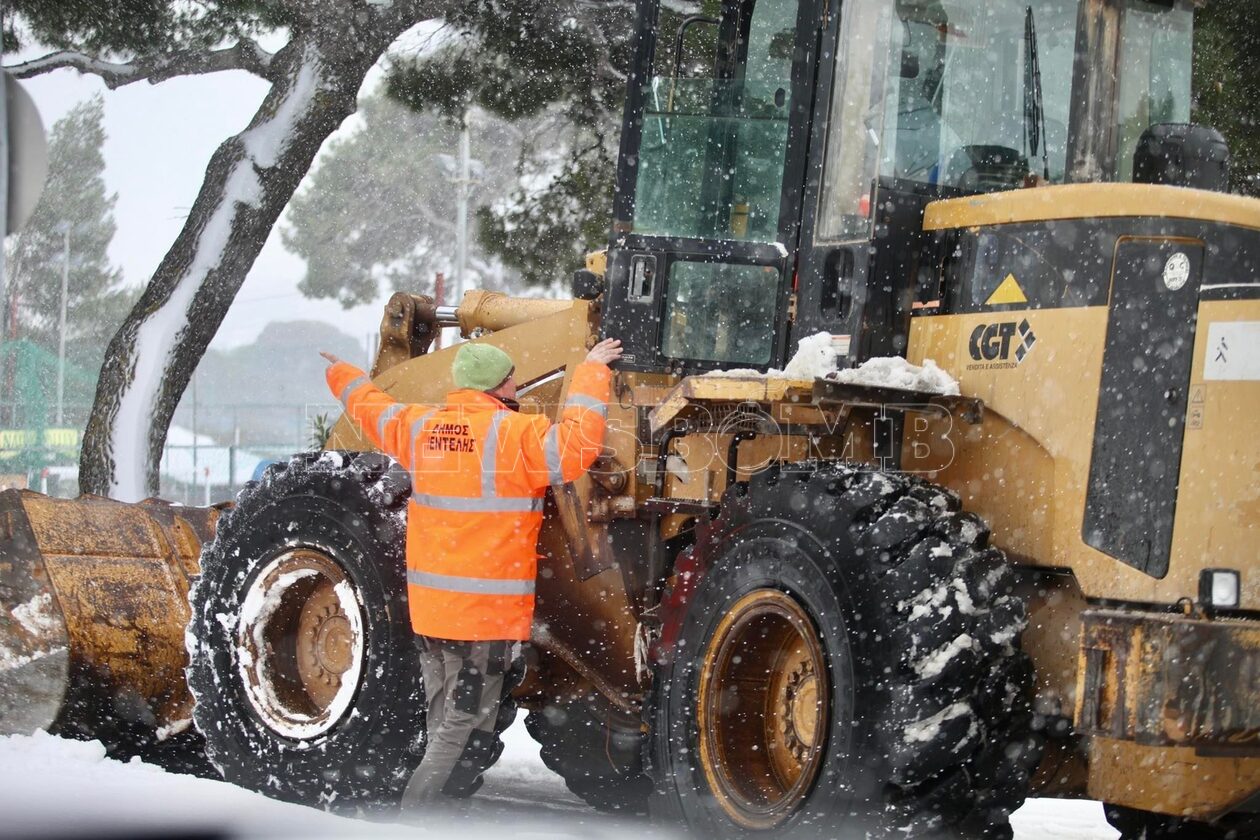 Κακοκαιρία «Μπάρμπαρα» - Δήμαρχος Πεντέλης: «Χιονίζει, ξεχιονίζουμε, ξαναχιονίζει»