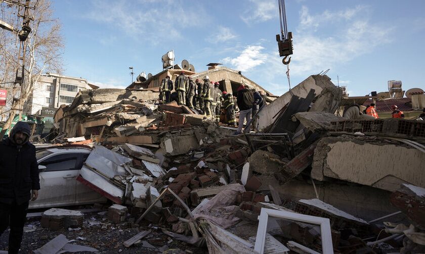 Ρεπορτάζ Newsbomb.gr: «Ο σεισμός δεν χτύπησε μόνο την Τουρκία, υποφέρει και η Συρία»