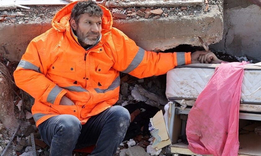 Τουρκία: Φωτογραφία γροθιά στο στομάχι -Πατέρας κρατάει το χέρι της νεκρής κόρης του στα συντρίμμια