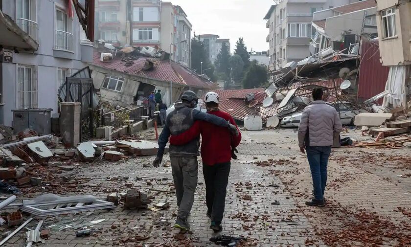 Σεισμός στην Τουρκία-Τραγικός απολογισμός: 7.266 οι νεκροί - Αγωνία για την τύχη των εγκλωβισμένων