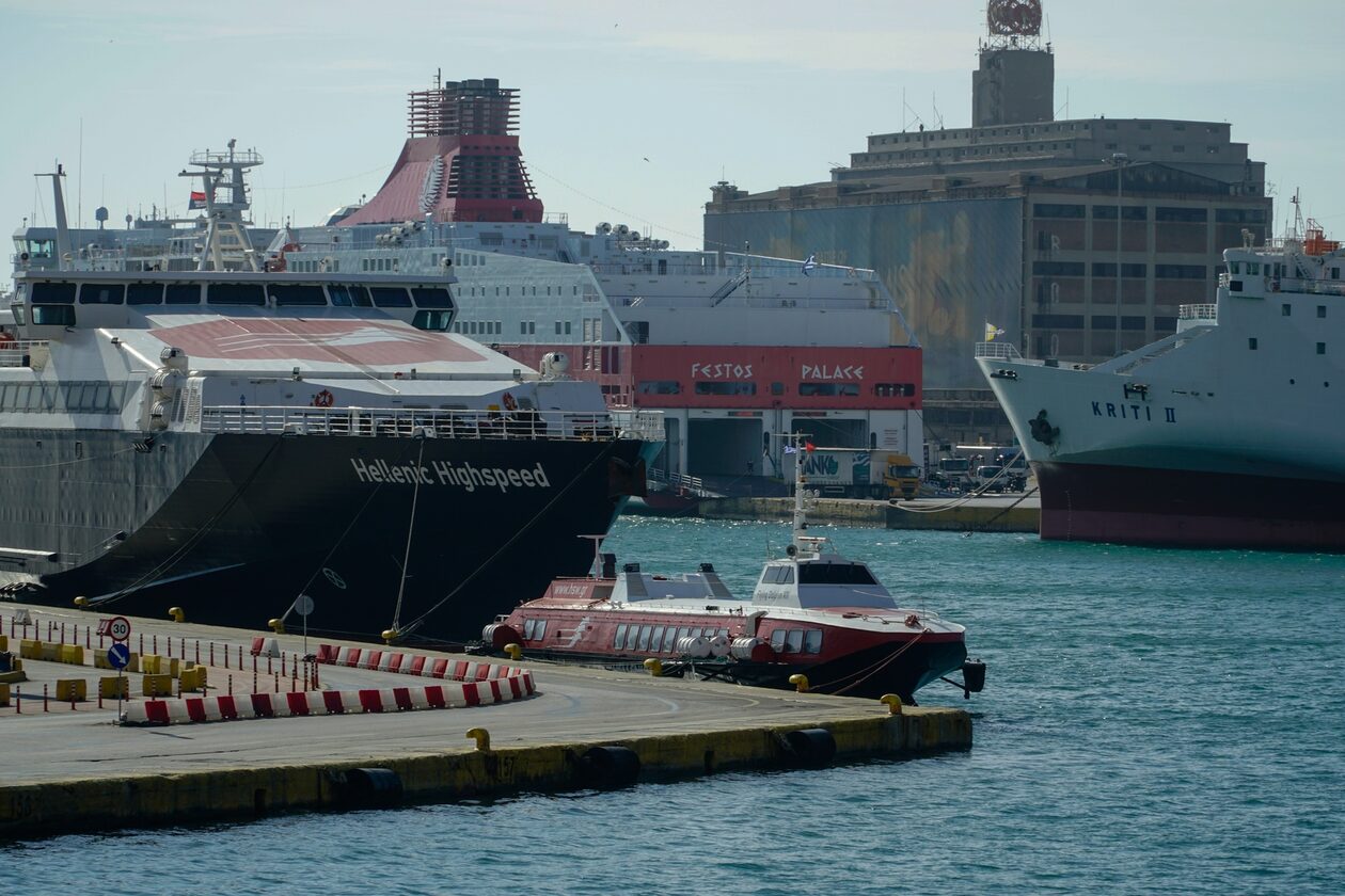 Δεμένα τα πλοία στα λιμάνια λόγω της απεργίας της ΠΝΟ