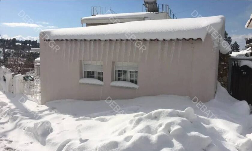 Οδοιπορικό στον «παγωμένο» Βαρνάβα - Σταλακτίτες πάνω στις σκεπές των σπιτιών