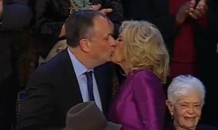 Σάλος στις ΗΠΑ: Το «καυτό» φιλί που έδωσε η Τζιλ Μπάιντεν στο σύζυγο της Κάμαλα Χάρις