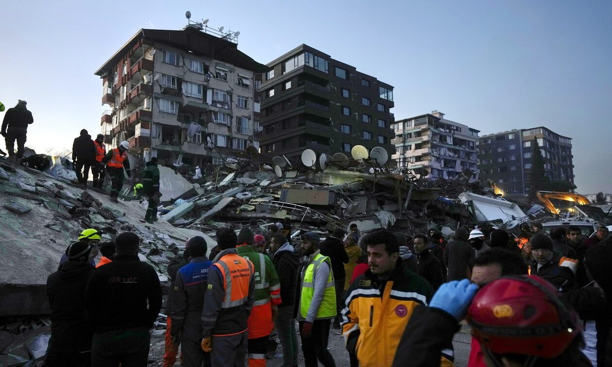 Σεισμός: Ξεπέρασαν τους 15.000 οι νεκροί σε Τουρκία και Συρία – Μάχη με το χρόνο από τους διασώστες