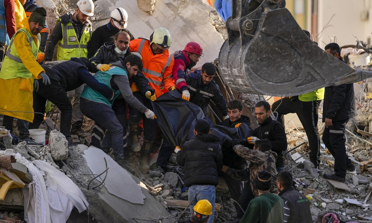 Σεισμός στην Τουρκία: Η μικρή Ελένη σώθηκε μετά από 68 ώρες κάτω από τα συντρίμμια