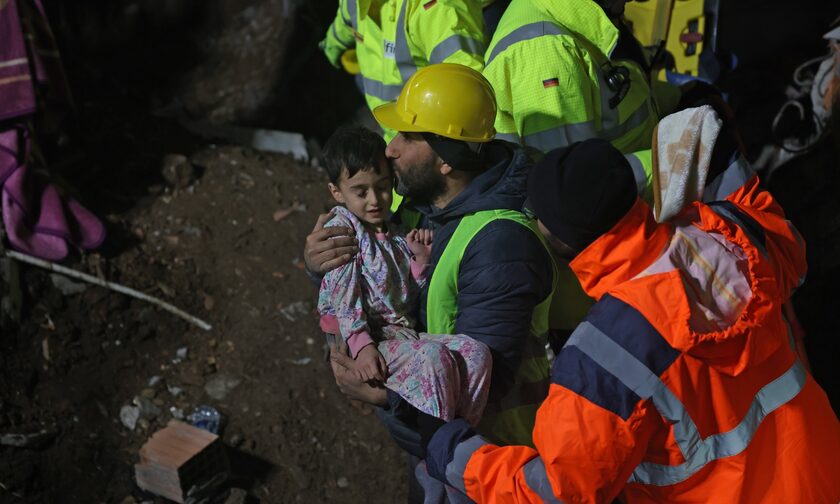 Σεισμός στην Τουρκία: Μητέρα βγήκε ζωντανή με τον γιο της από τα συντρίμμια, μετά από 68 ώρες