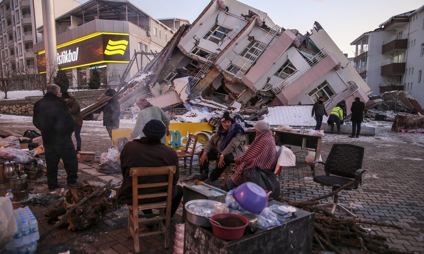 Σεισμός στην Τουρκία: «Θαύματα» στα συντρίμμια ενώ σβήνουν οι ελπίδες - Οργή από τους πληγέντες