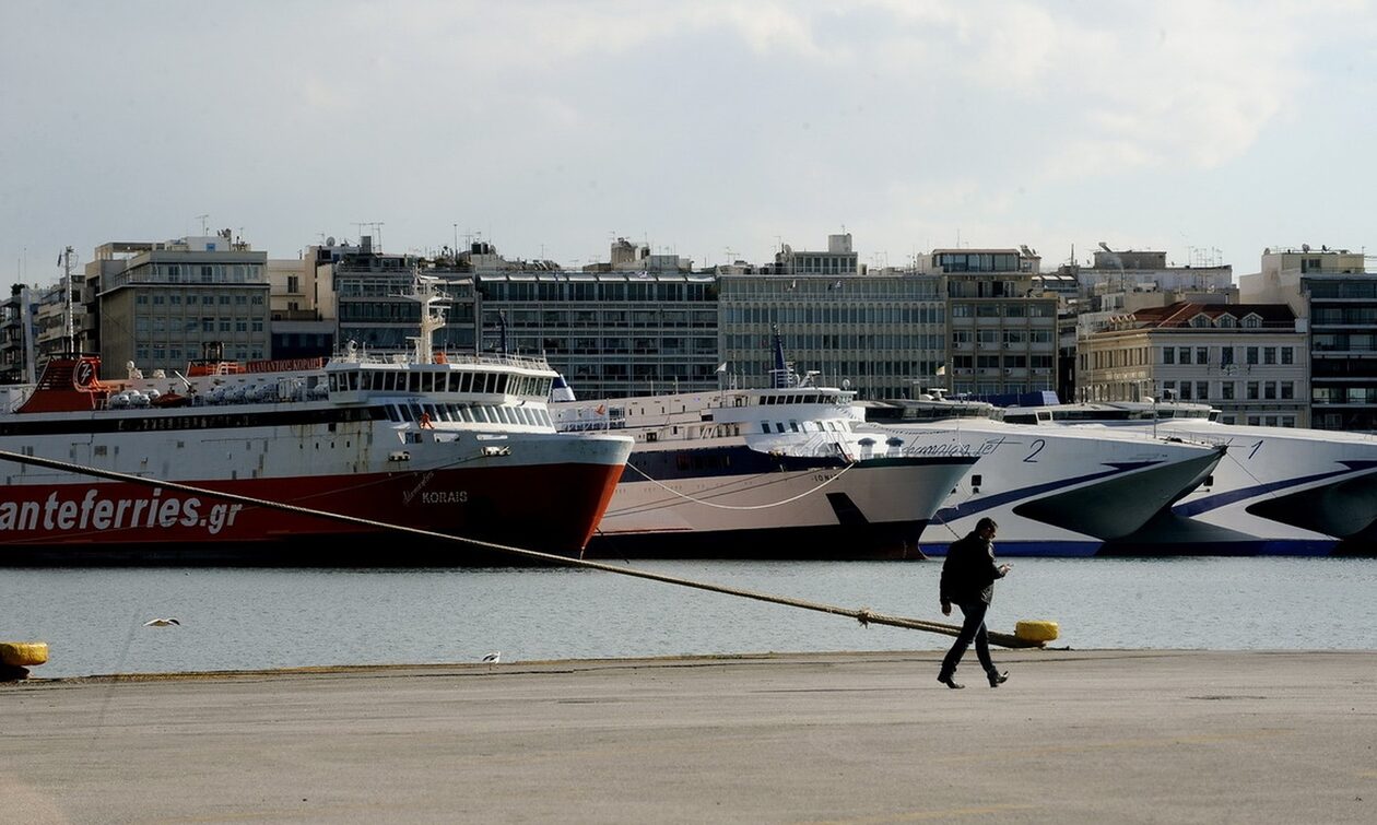 Λύνουν κάβους τα πλοία - Λήγει η 48ωρη πανελλαδική απεργία της ΠΝΟ