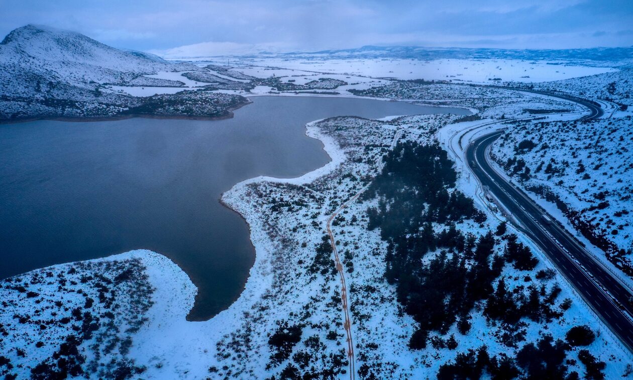 Εντυπωσιακές εικόνες από την χιονισμένη λίμνη Υλίκη