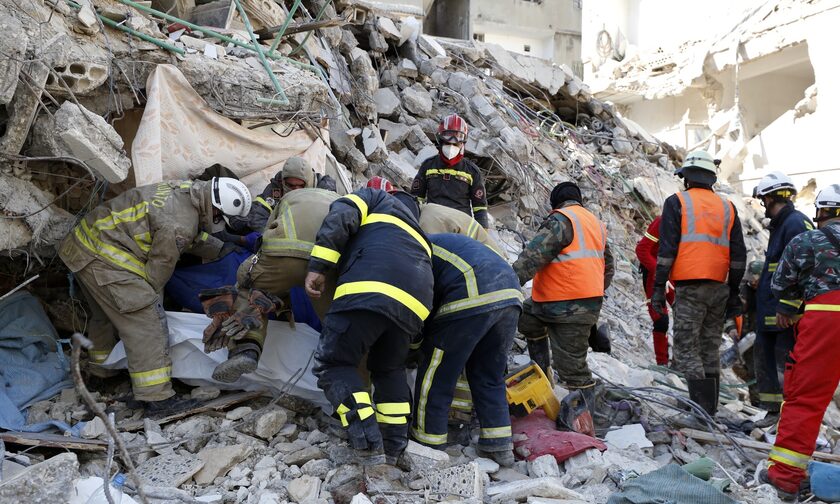 Σεισμός στην Τουρκία: 40χρονη γυναίκα ανασύρθηκε ζωντανή μετά από 104 ώρες