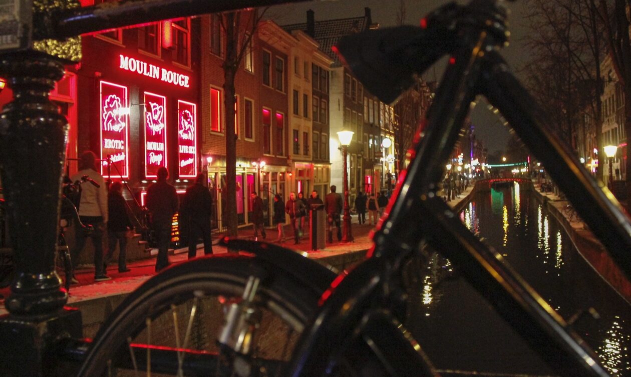 Άμστερνταμ: Τέλος η χρήση κάνναβης στον δρόμο με τα «κόκκινα φανάρια»