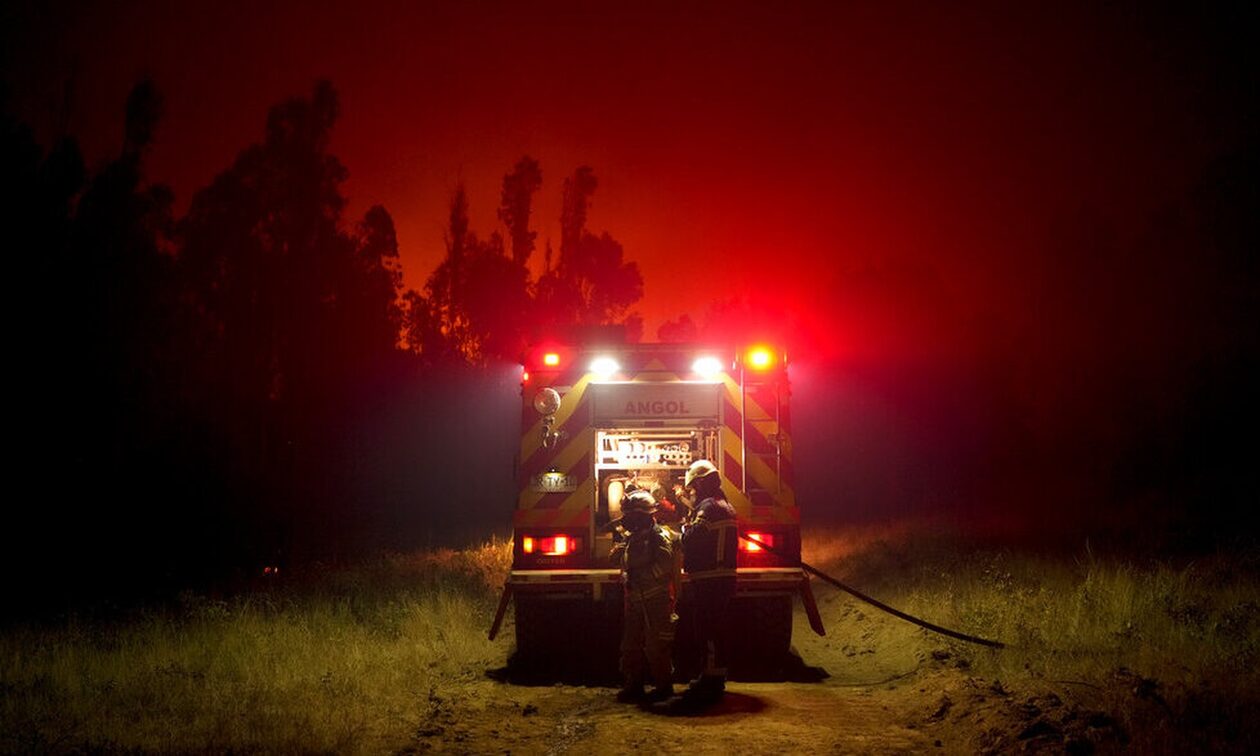 Χιλή: 13χρονος βαρκάρης βοηθά πυροσβέστες στη μάχη τους με τις δασικές φωτιές