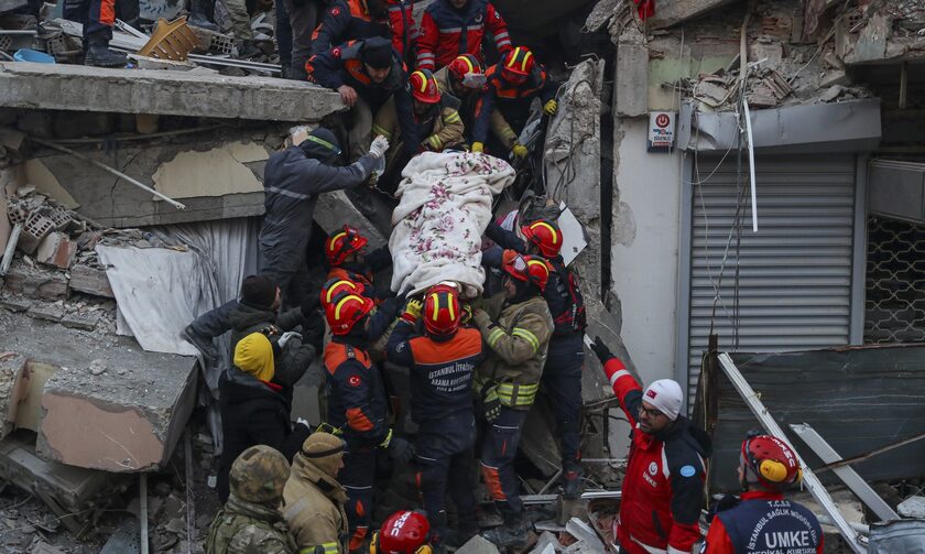 Σεισμός Τουρκία: Σβήνει κάθε ελπίδα για επιζώντες - Θρήνος και απόγνωση στα συντρίμμια