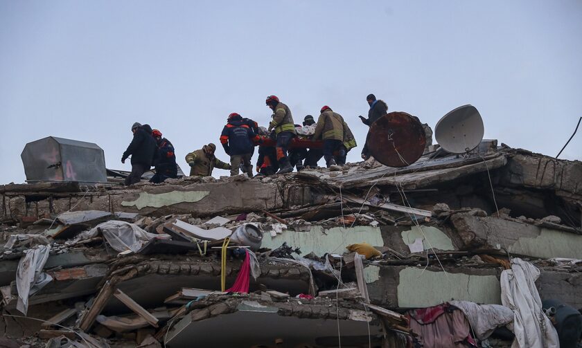 Σεισμός στην Τουρκία - Bloomberg: «Οι κατασκευαστές αφαιρούσαν κολώνες από τα κτίρια»