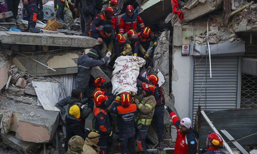 Σεισμός Τουρκία: Δύο γυναίκες ανασύρθηκαν ζωντανές 122 ώρες μετά τον σεισμό