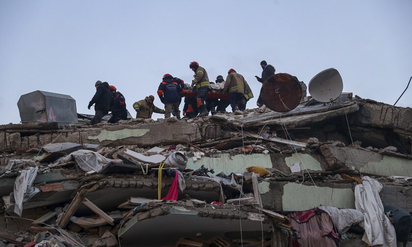 Σεισμός στην Τουρκία: Μέλη της ΕΜΑΚ επιχειρούν σε σημείο που ακούστηκαν φωνές εγκλωβισμένων