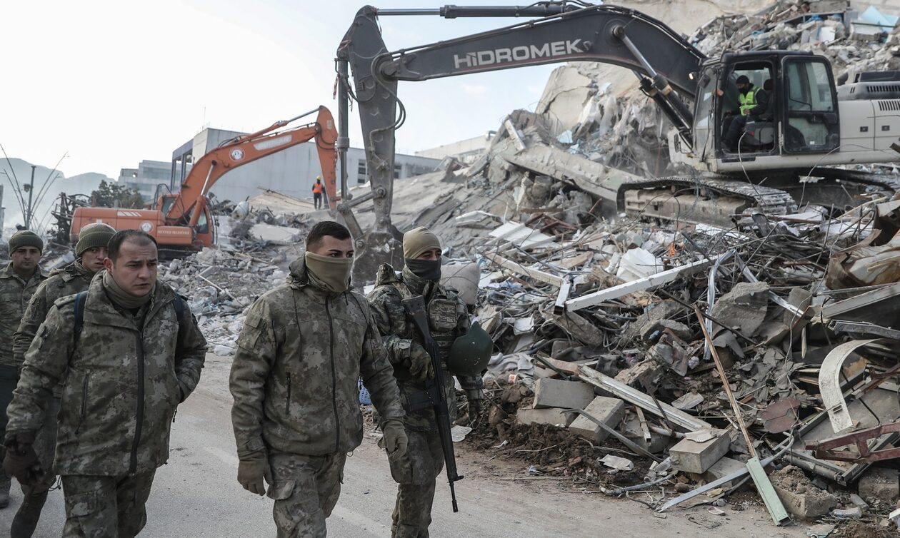 Σεισμός στην Τουρκία: Μετά τον Εγκέλαδο το χάος - Πυροβολισμοί, συγκρούσεις και λεηλασίες