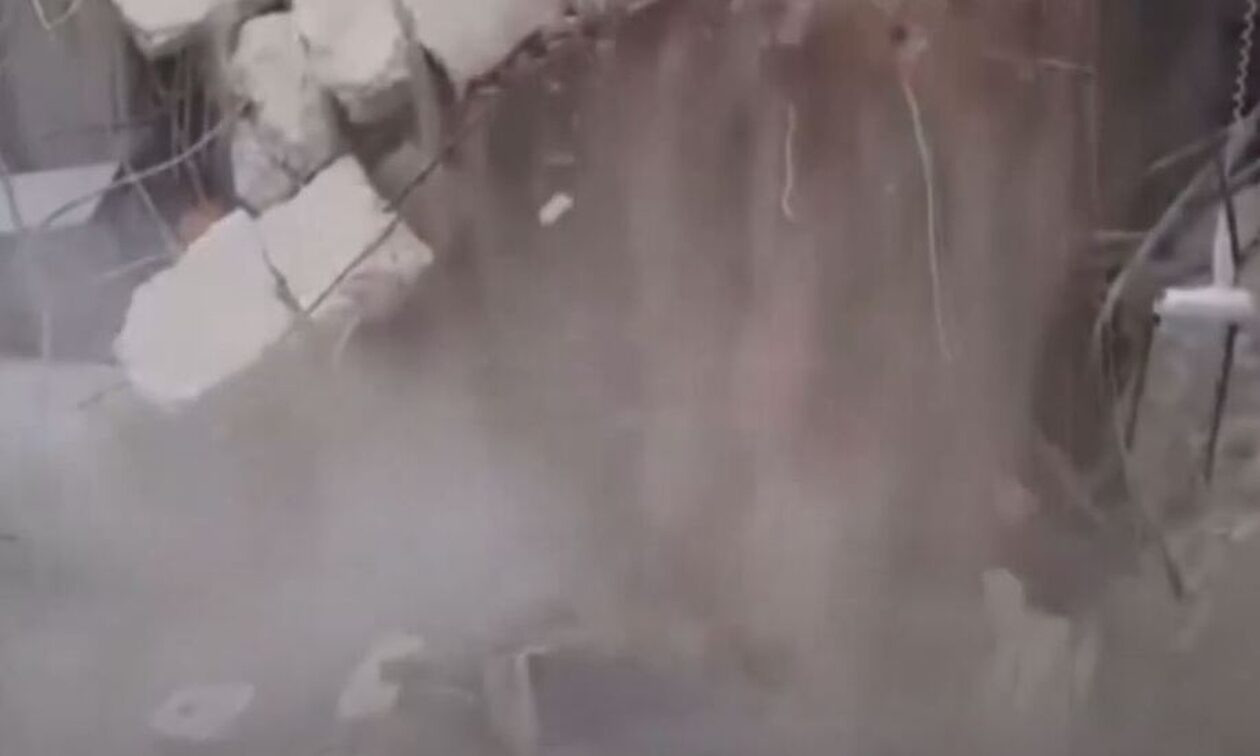 Σεισμός στην Τουρκία: Βίντεο - σοκ με ερείπια που καταπλακώνουν Τούρκους διασώστες