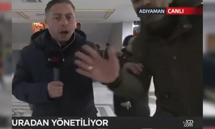 Σεισμός Τουρκία: Δημοσιογράφος κρύβει το μικρόφωνο για να μην ακουστεί η «γιούχα» κατά Ερντογάν