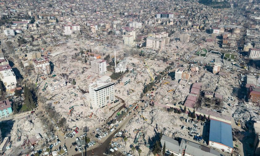 Και η γη άνοιξε στα δύο: Απόκοσμες εικόνες μετά τους φονικούς σεισμούς στην Τουρκία