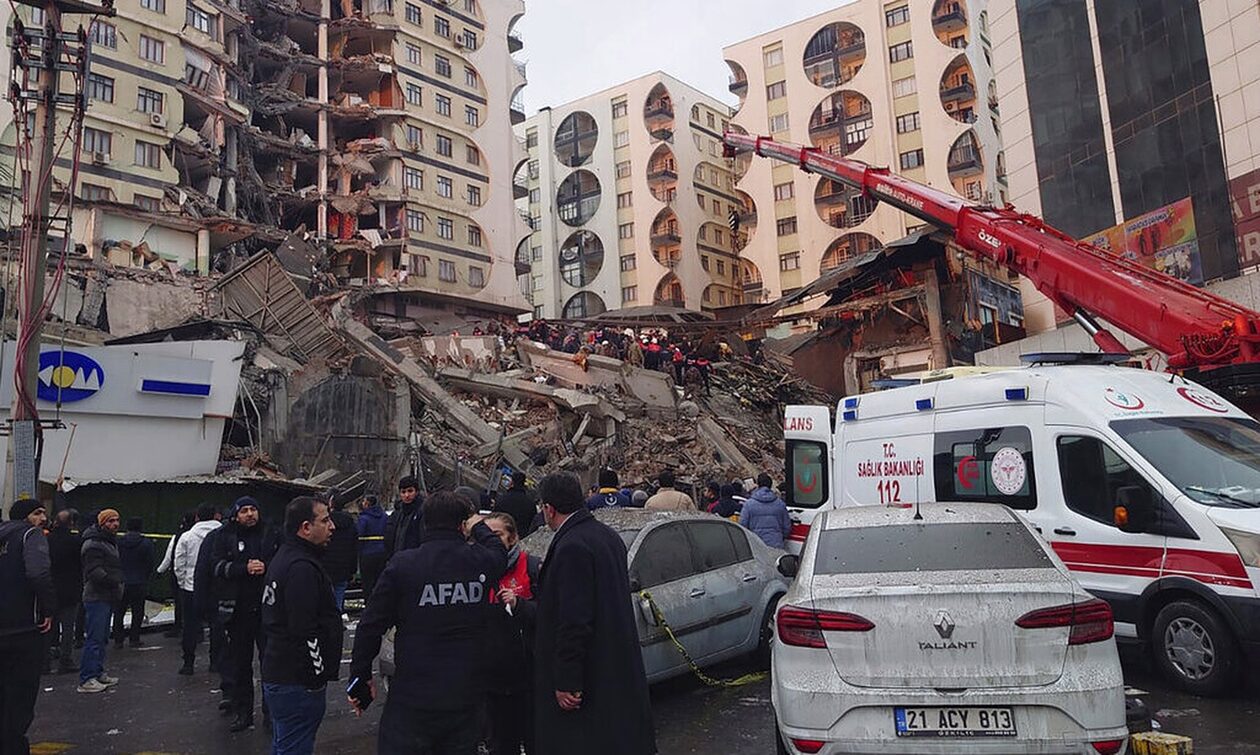 Σεισμός Τουρκία: Μια γυναίκα και ένα παιδί βγήκαν ζωντανοί από τα συντρίμμια μετά από έξι μέρες