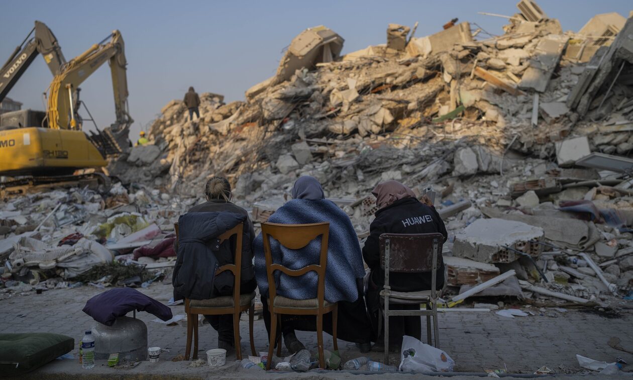 Σεισμός στην Τουρκία: Σκάβουν ομαδικούς τάφους με νούμερα χωρίς καν ονόματα