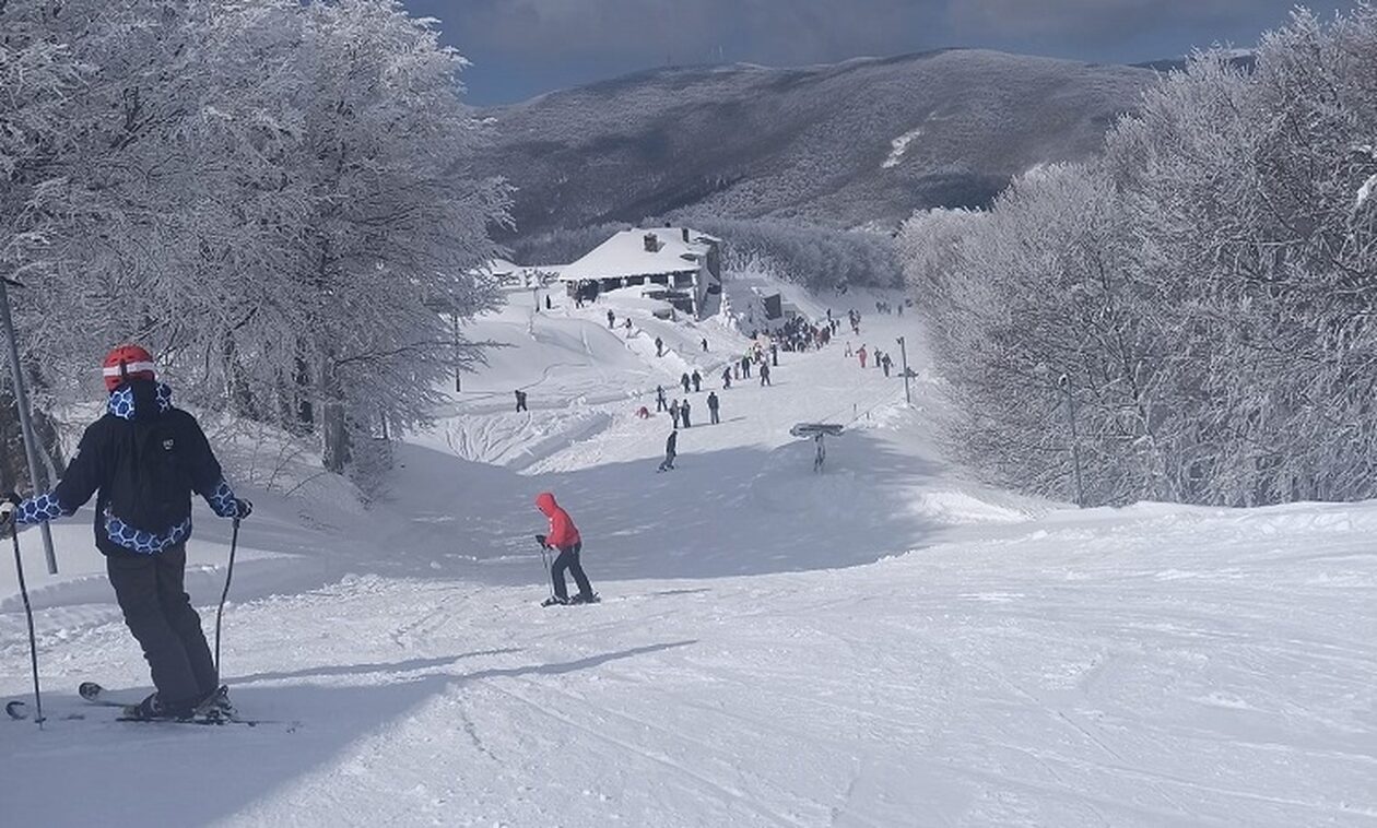 «Βούλιαξε» από χιόνι και κόσμο το Σαββατοκύριακο το χιονοδρομικό Κέντρο Πηλίου