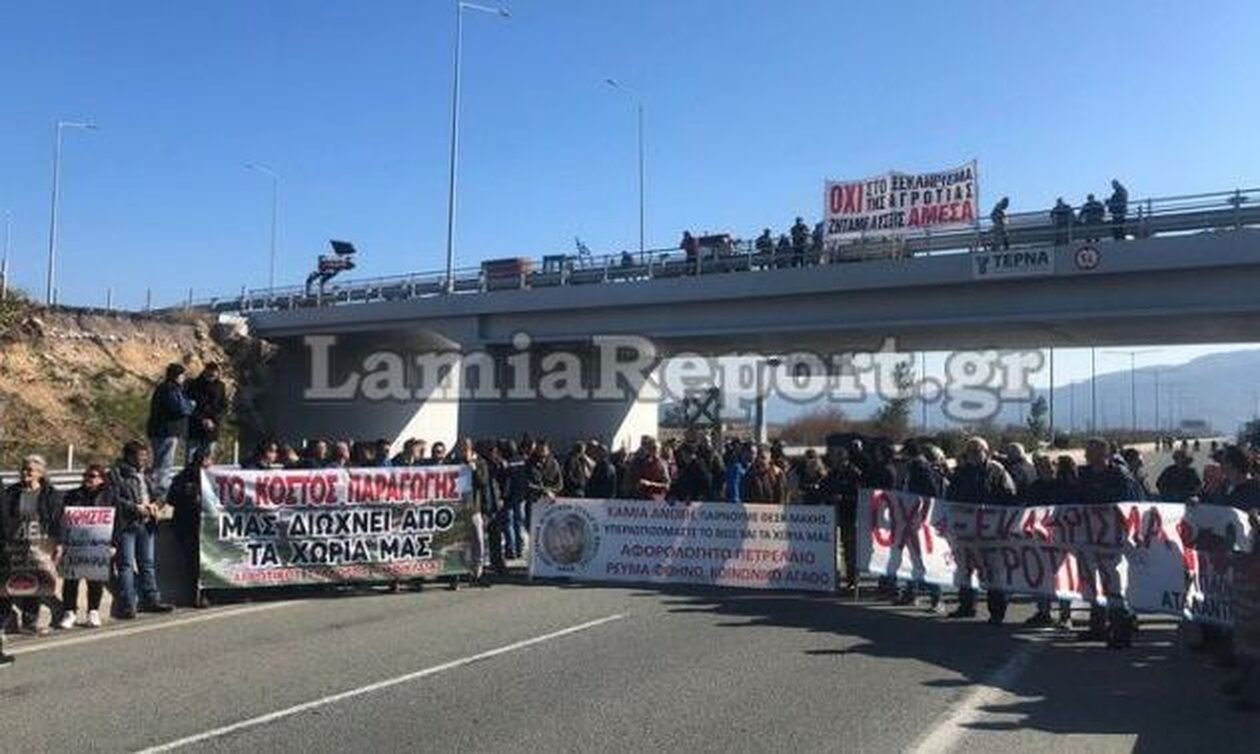 Μπλόκα αγροτών: Οι αγρότες έκλεισαν την εθνική οδό Αθηνών - Λαμίας στο ύψος της Αταλάντης
