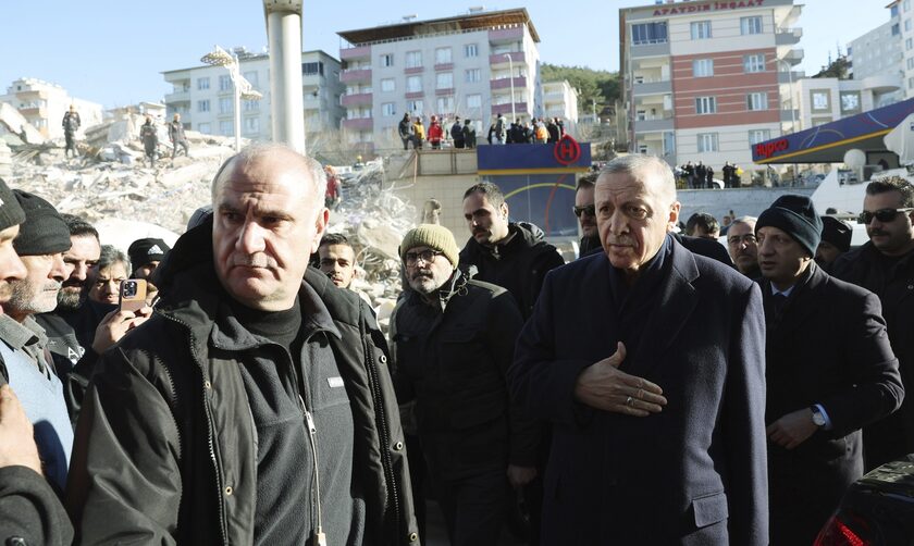 Le Point: O σεισμός στην Τουρκία έφερε στο φως τη διαφθορά του καθεστώτος Ερντογάν