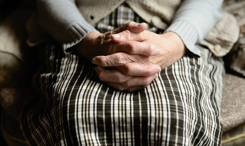 Γηροκομείο - Κορυδαλλός: «Δεν είχε κρεβάτι, την είχαν σε υπόγειο και πέθανε», λέει πρώην εργαζόμενη