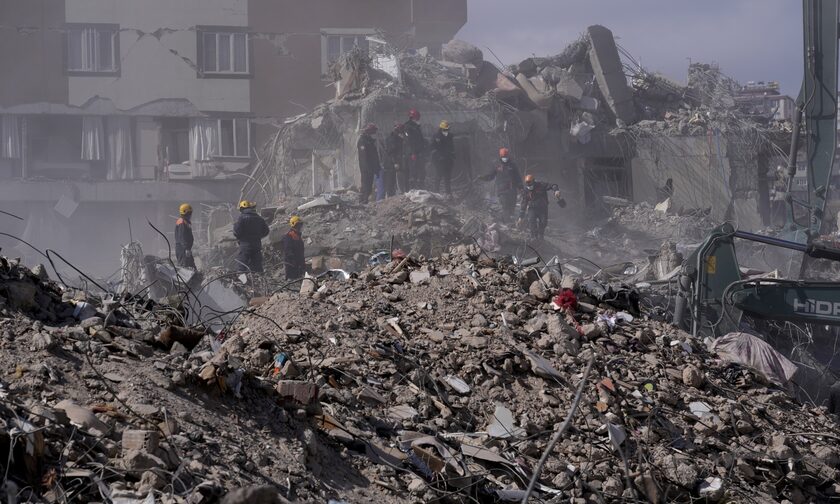 Τούρκος δημοσιογράφος μετά τον σεισμό: «Ξυπνήστε, δεν είναι εχθροί οι Έλληνες»