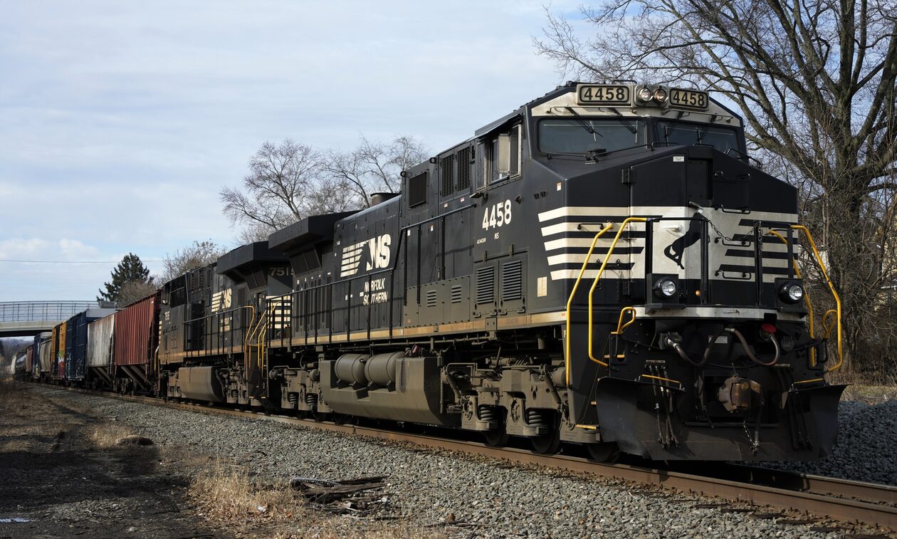 ΗΠΑ: Ανησυχία μετά τον εκτροχιασμό τρένου που μετέφερε χημικά προϊόντα