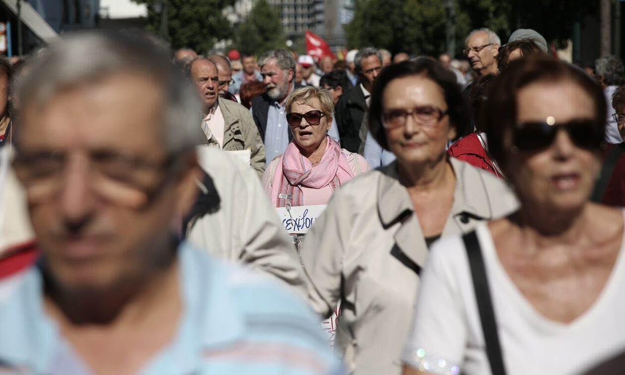 Αντιδράσεις συνταξιούχων για το έκτακτο επίδομα: «Χάσαμε 1.000 ευρώ και μας μοιράζουν 300»