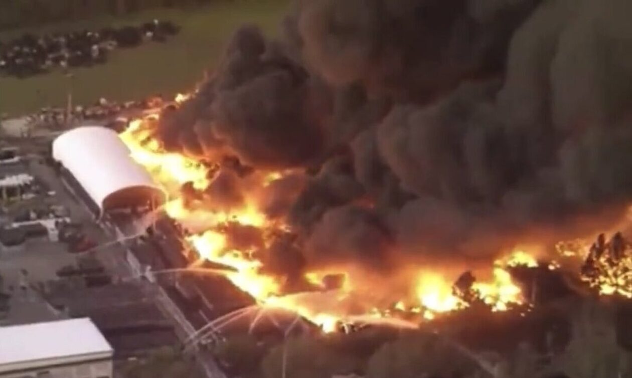 ΗΠΑ: Μεγάλη πυρκαγιά σε φυτώριο στη Φλόριντα - Γεμάτος καπνούς ο ουρανός