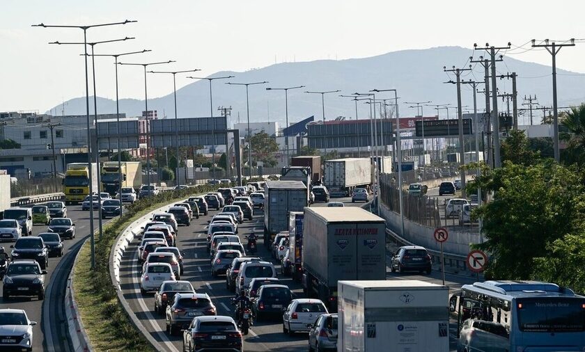 «Κόλαση» ο Κηφισός και ουρές χιλιομέτρων από ακινητοποιημένα οχήματα λόγω καραμπόλας